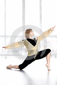 Sporty female dancing, balancing in lunge pose in class