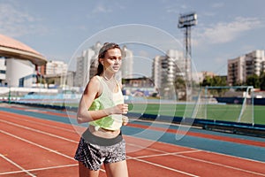 Sporty girl on stadion