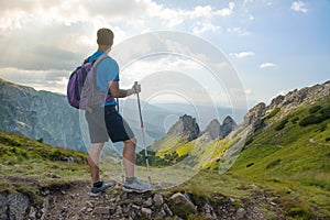 Muž turista na vrchole hory