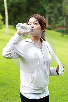 Sporty woman drinking mineral water