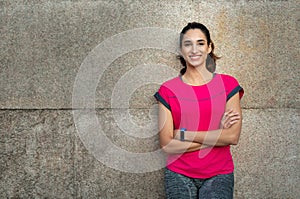 Sporty woman leaning against wall