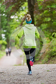 Gli sport giovane una donna corridore foresta 