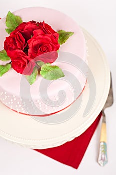 Spotted cake with red roses