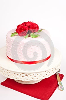 Spotted cake with red roses