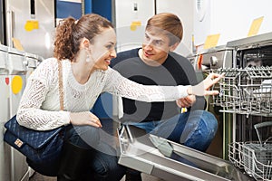 Spouses choosing new dish washing machine