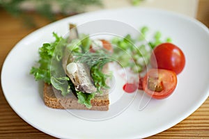 Sprats, bread and tomatoes