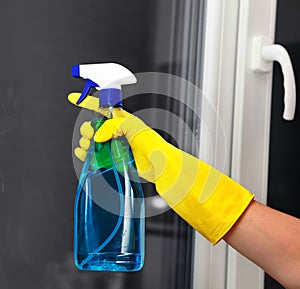 Spray for cleaning window