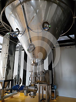 Spray drying machine Or a spray dryer is a dryer. Used for drying liquid food such as milk powder, fruit juice, coffee, eggs using