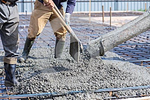 Spread concrete over the surface with shovels