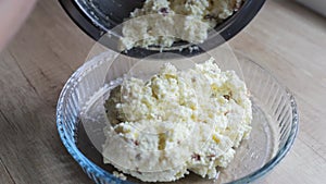 Spread the mass for the preparation of the pie in a transparent baking sheet.