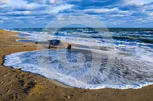 Spreading Patterned Waves around a Beached Boat