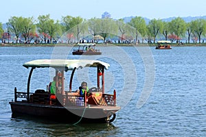 The spring breeze TaoGongLiuLu attraction The west lake bai causeway