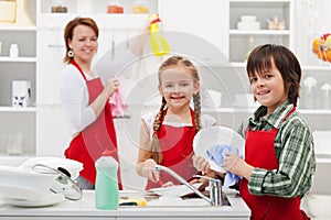 La famiglia di pulire la cucina e lavare i piatti.