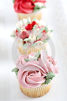 Spring floral cupcakes for Valentine`s Day and Easter