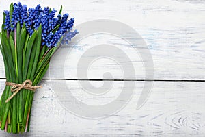 Primavera flores sobre el de madera mesa. copiar espacio 