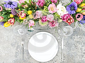 Spring flowers table place setting floral decoration