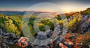 Jarní les horská krajina panorama při východu slunce, Slovensko