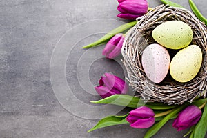 Primavera tarjeta de felicitación. pascua de resurrección huevos en nido primavera flores aquí 