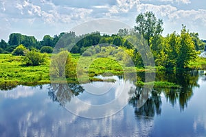 Primavera un rio a nubes sobre el cielo azul 