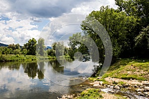 Jarní příroda a řeka Váh, Slovensko