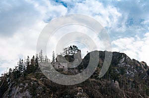Jarní příroda ve skalnatém lese hradu Vršatec na Slovensku