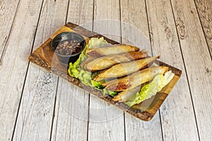 The spring roll, spring roll or chun kun, similar to the lumpiÃ¡, is a roll made