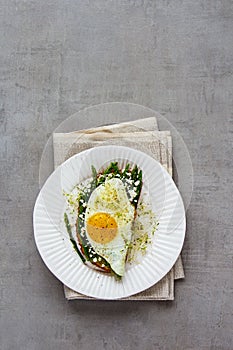 Spring sandwich on plate