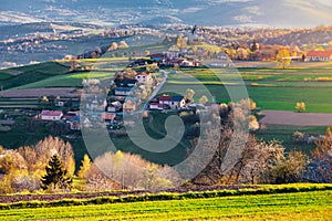 Jaro na Slovensku. Krajina luk a polí u Hriňové. Jarní barevné třešně při západu slunce