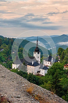 Jar na Slovensku. Stará banícka dedina. Historický kostol v Španej doline.