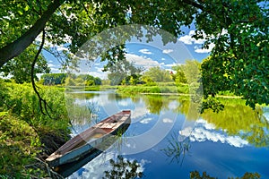 Primavera, estate, paesaggio, cielo azzurro nuvole Narew barca del fiume verde di alberi di campagna, erba Polonia acqua foglie.