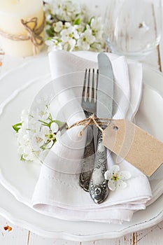 Spring table setting with white flowers