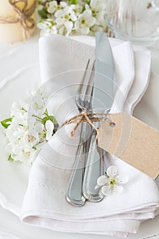 Spring table setting with white flowers