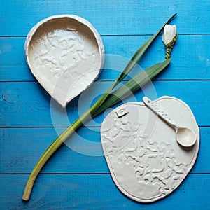 Spring time table decoration with tulip flowers and turquoise plates