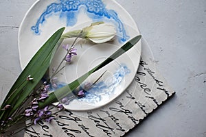 Spring time table decoration with tulip flowers and turquoise plates