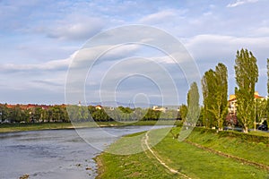 Jarní pohled na řeku Už ve městě Užhorod, Ukrajina