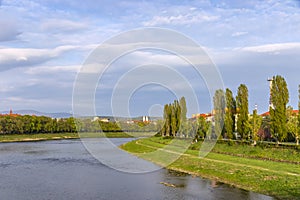 Jarný pohľad na rieku Už v meste Užhorod, Ukrajina