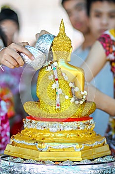 Sprinkle water onto a Buddha image