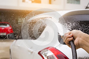 Sprinkle with water to wash the car by hand.