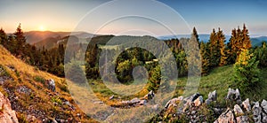 Smrekový les zelená horská krajina panoráma západu slnka - Slovensko