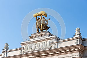 The square and the arch of the main entrance to the VDNKh