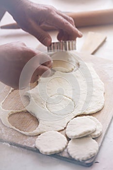 Squeezes form dough