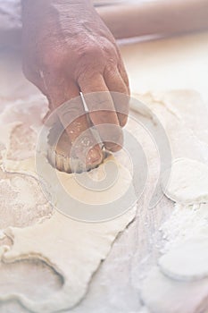Squeezes form dough