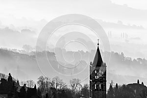 Chiesa campana la Torre nebbia 