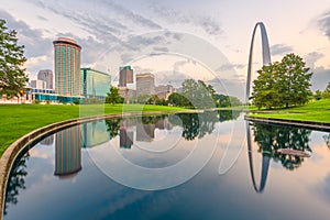 St. Louis, Missouri, USA city skyline and park