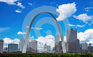 St. Louis, Missouri, USA, cityscape and arch, blue sky background