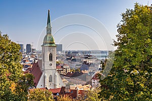 Hodinová věž katedrály sv. Martina a město Bratislava