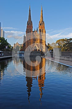 Santo catedral iglesia Agua reflexión nuevo sur en tarde 