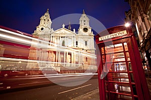 Autobus rychlosti kolem přední části St Pauls cathedral v Londýně s telefonem okno v popředí krajina formátu.