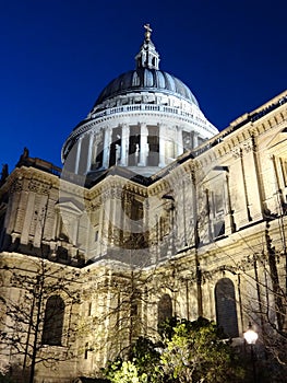 St Paulâ€™s Cathedral at night