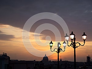 Cúpula sobre el atardecer calles lámparas 